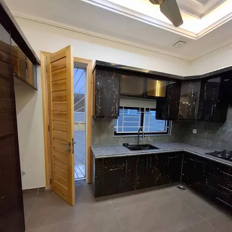 10 marla house for sale in paragon city lahore 8