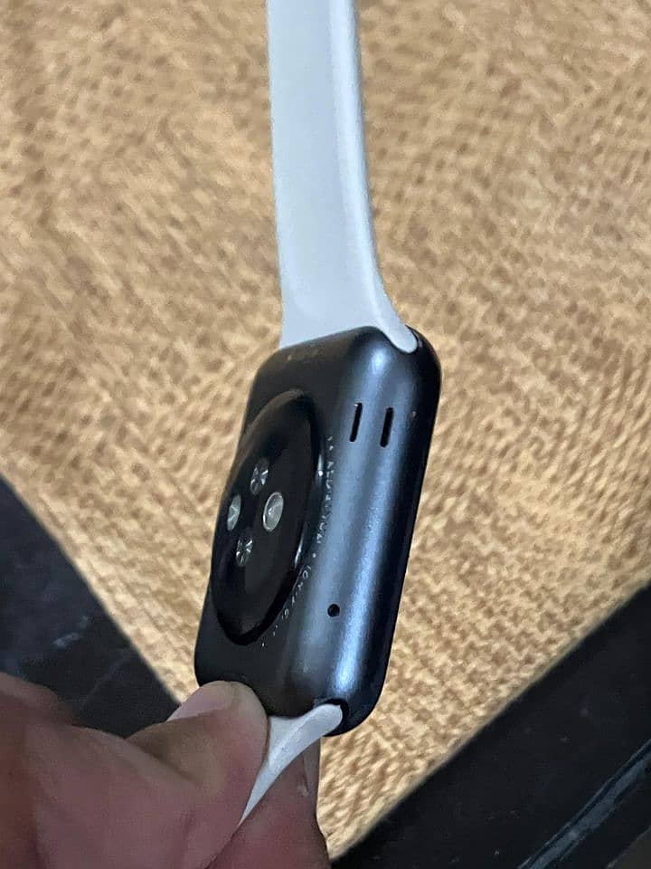 Apple watch series 7000 42mm, 7/10 condition 2