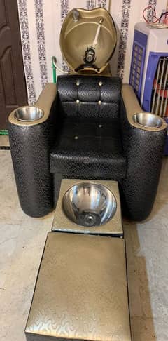 Menicure pedicure seat with washing point