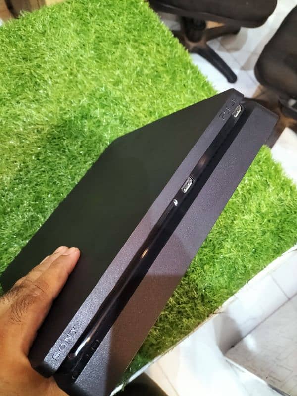 PS4 slim 10/10 Condition 03084017127 3