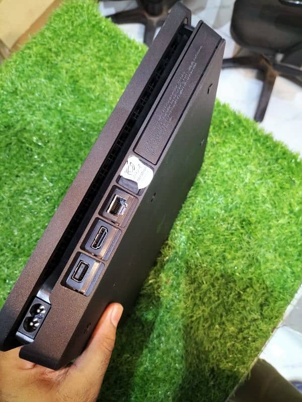 PS4 slim 10/10 Condition 03084017127 4