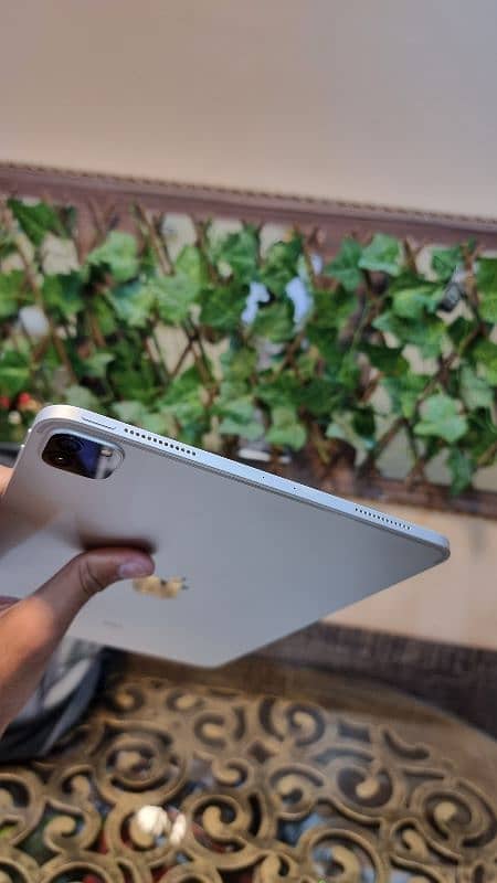 iPad Pro 2020 with Box and Charger 4