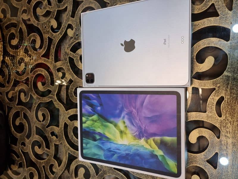 iPad Pro 2020 with Box and Charger 7