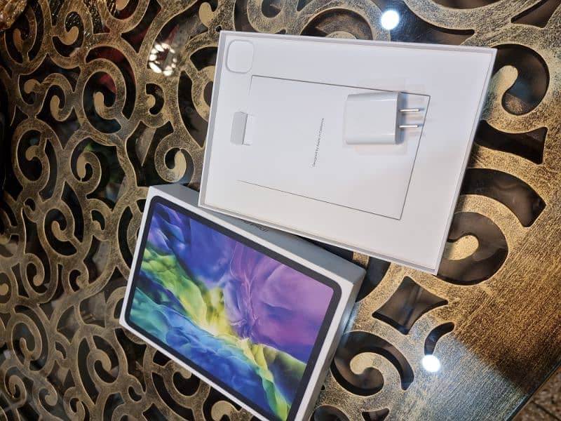 iPad Pro 2020 with Box and Charger 8