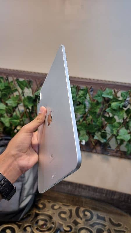 iPad Pro 2020 with Box and Charger 10