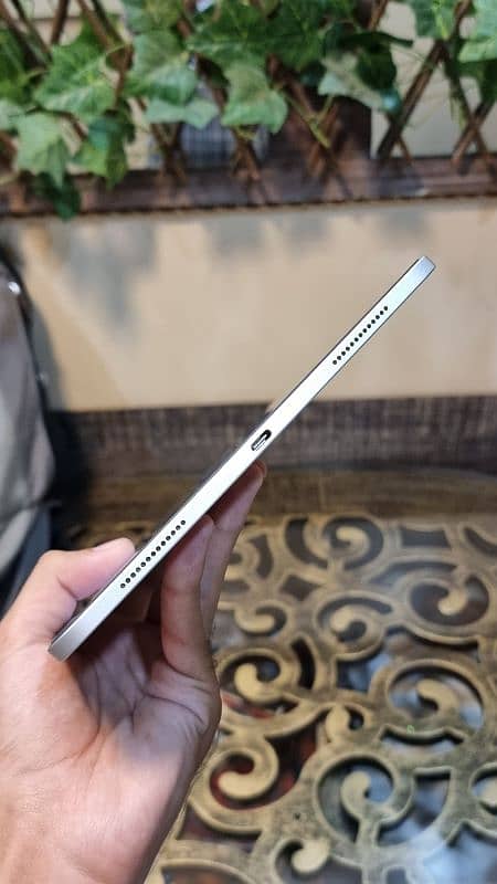 iPad Pro 2020 with Box and Charger 11