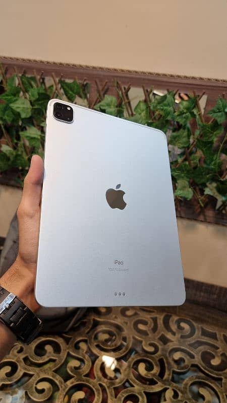 iPad Pro 2020 with Box and Charger 12