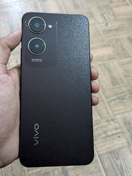 Vivo y18 just 1 month use with box lush condition 4/128 0