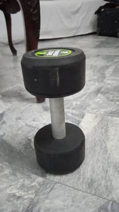 Pair of 2 new great quality 8 kgs dumbbells