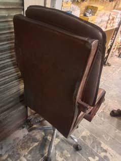 executive chair in good condition