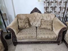 7setr sofa set is in very good condition with seven cushion