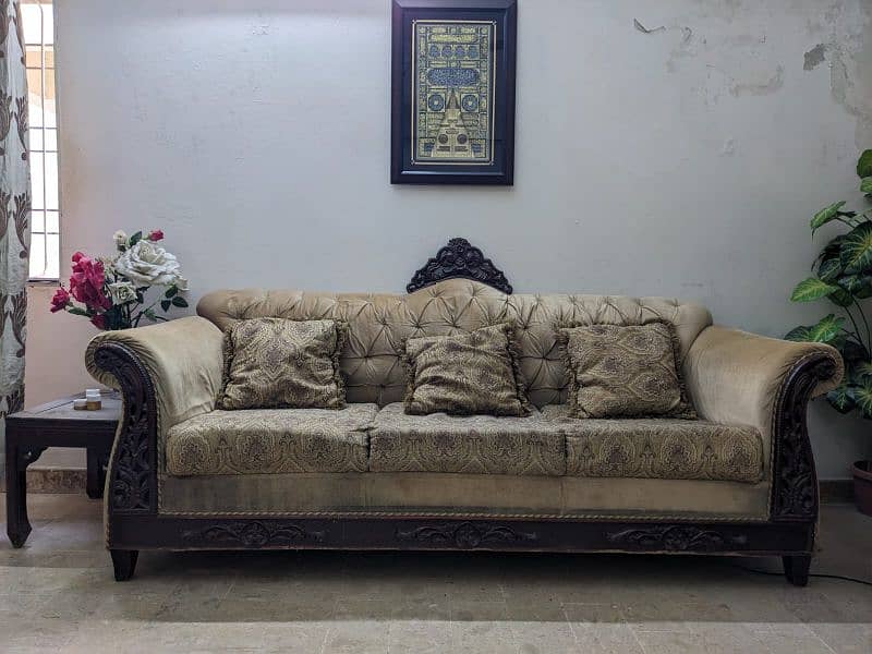 7setr sofa set is in very good condition with seven cushion 1