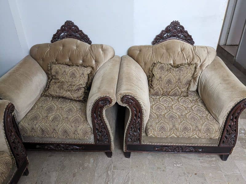 7setr sofa set is in very good condition with seven cushion 2