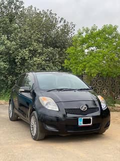 Toyota Vitz F 1.3  (push start, Top of the Line)