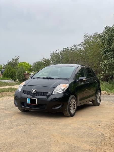 Toyota Vitz F 1.3  (push start, Top of the Line) 3