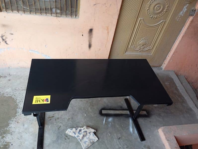 Black gaming table 0