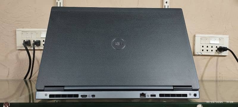 Dell Precision 7740 1