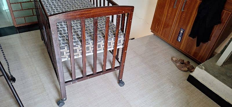 baby crib/bed/cot for sale in 8/10 condition 1