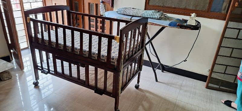 baby crib/bed/cot for sale in 8/10 condition 2