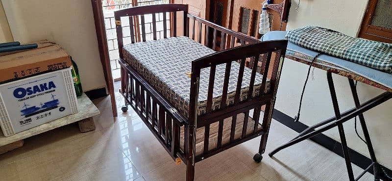 baby crib/bed/cot for sale in 8/10 condition 3