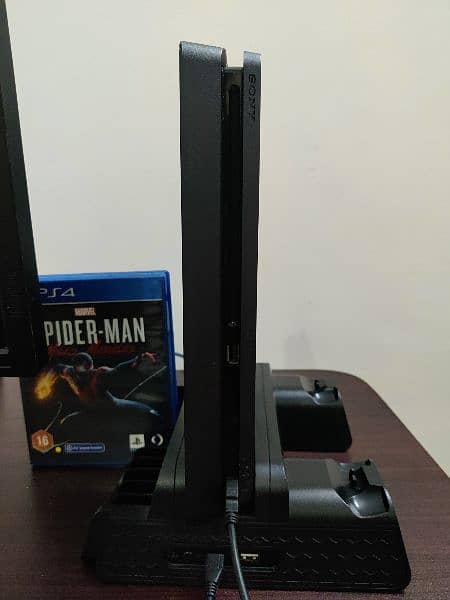 PS4 SLIM In new condition with Lenovo led urgent sell. 5