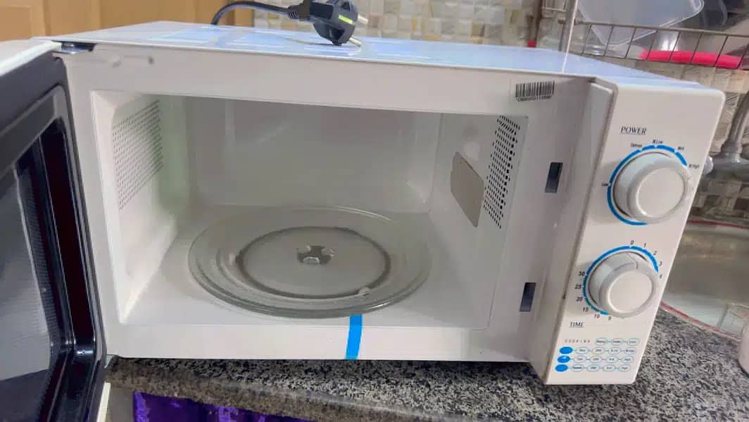 Dawlance Microwave Oven 4 months used (Oven in Islamabad) 2