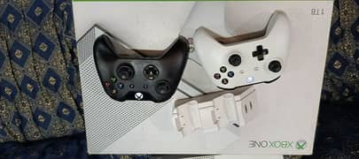 Xbox one s 1TB with 2 controller