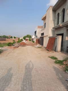 5 MARLA PLOT FOR SALE
4.5 LAC PER MARLA 
MA JINNAH ROAD MADNI STREET