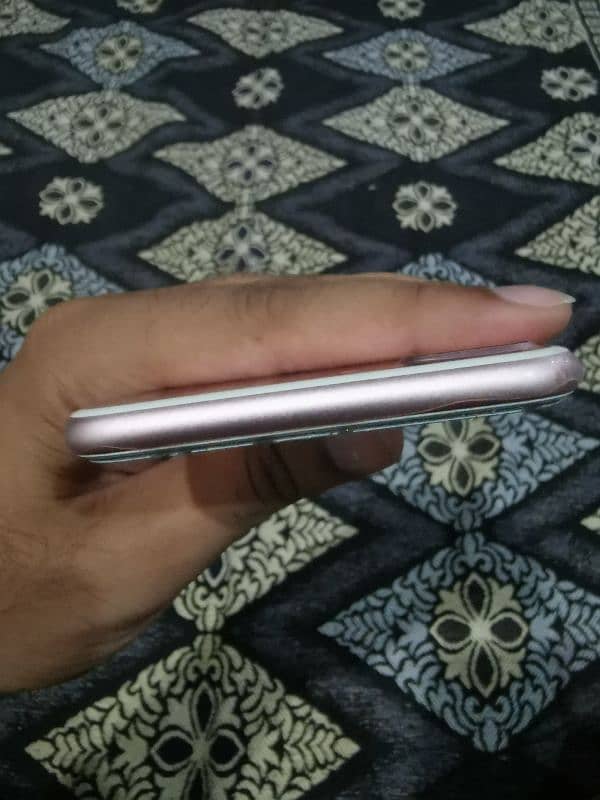 i phone 7 pluse condition 9/10 health 84 non pta  no opan original 3