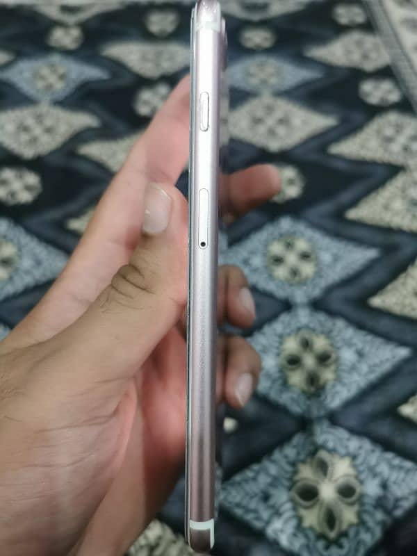 i phone 7 pluse condition 9/10 health 84 non pta  no opan original 9