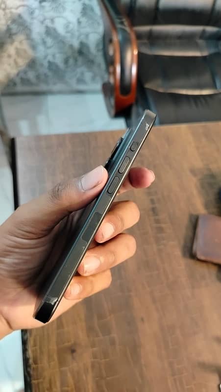 iPhone 15 pro black titanium 1