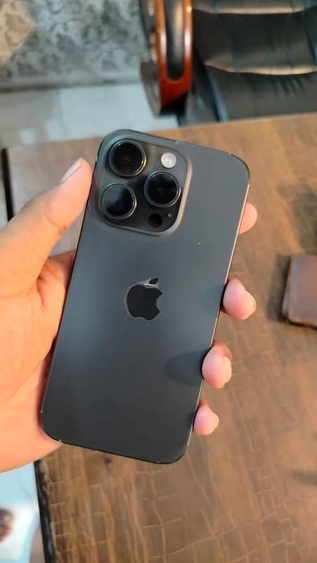 iPhone 15 pro black titanium 4