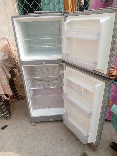 Dawlance fridge medium siz.    03013962328 4