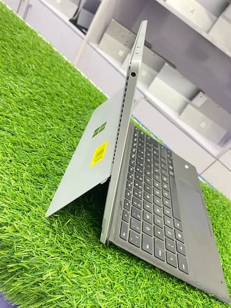 Microsoft Surface Pro 4 Core i5 Generation 6th 8gb ram 256gb ssd 3