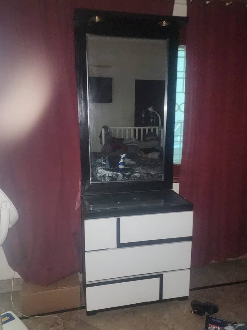 I am selling my Dressing Table 0