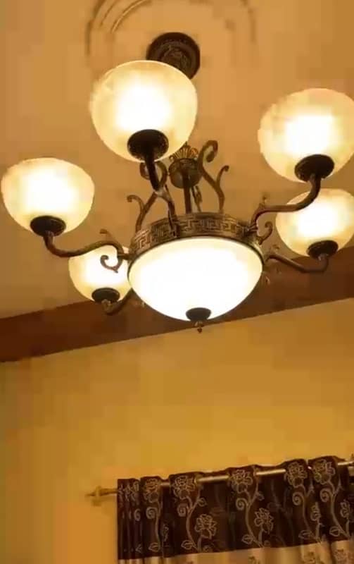 Chandelier in good conditon 1