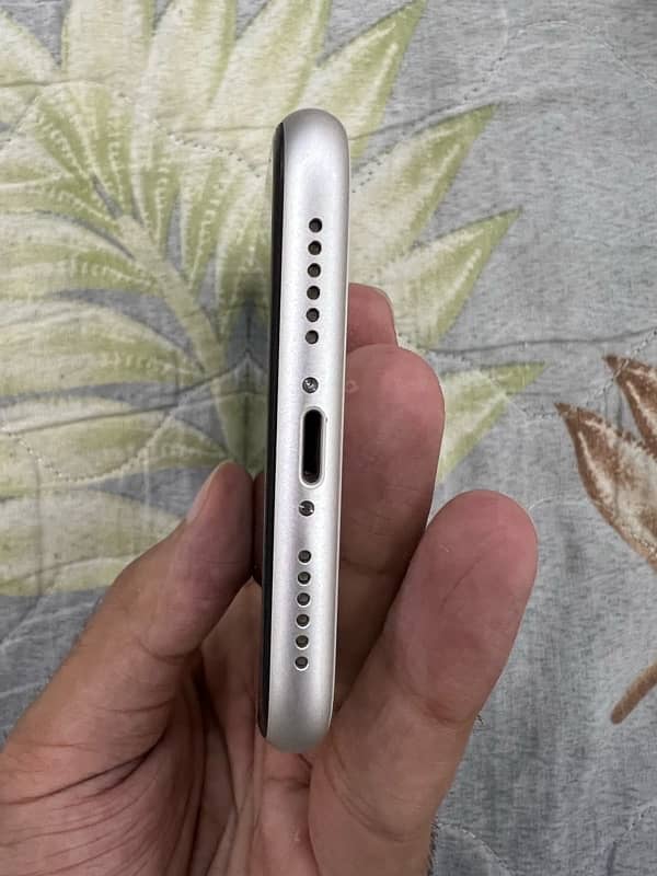 iphone 11 PTA APPROVED (64gb) box 5