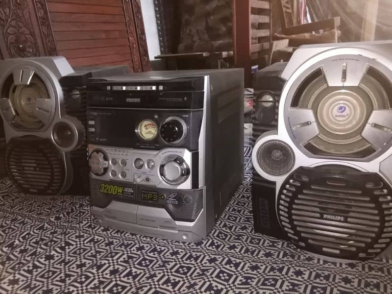 3 CD video audio player with double cassette. hi. fi music system 0