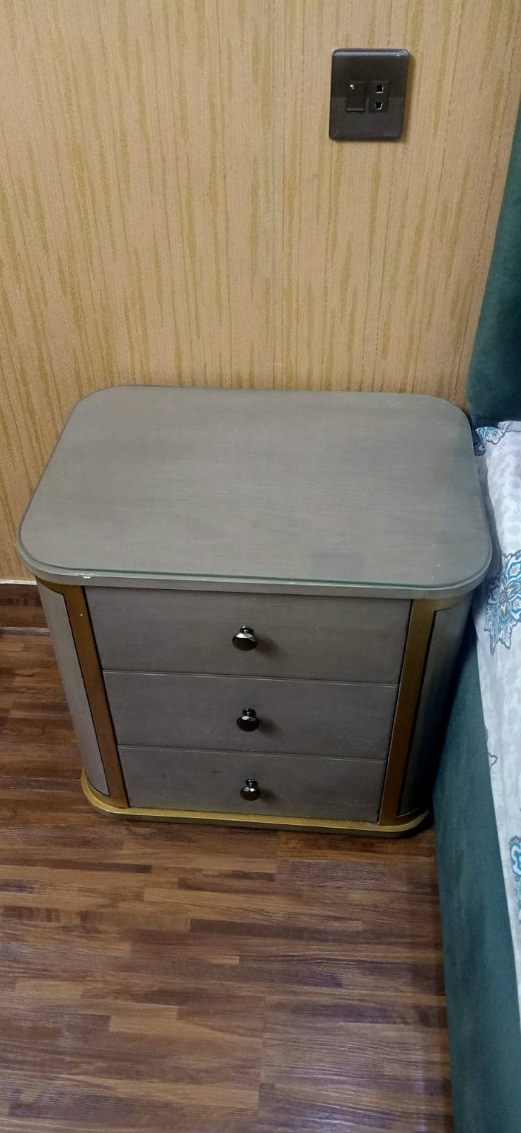 Selling my furniture urgently 0