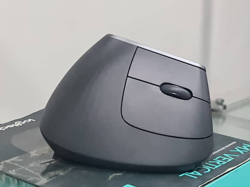 Logitech MX Vertical Advanced Ergonomic Mouse 1