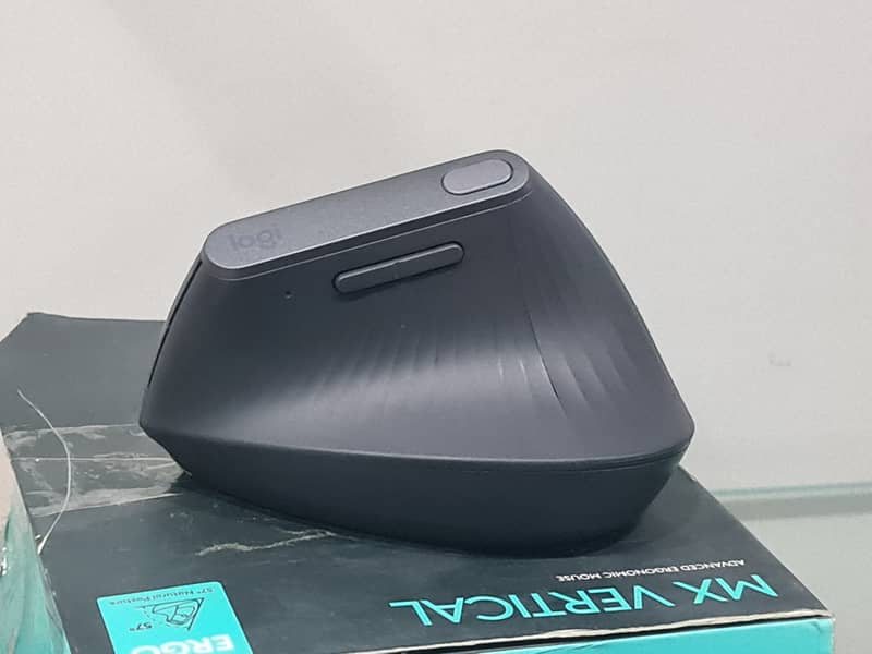 Logitech MX Vertical Advanced Ergonomic Mouse 2