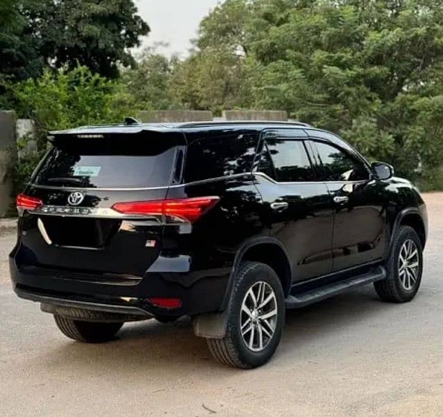 Toyota Fortuner V 2020 1