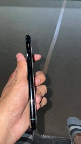 iPhone 11 pro with original box 5