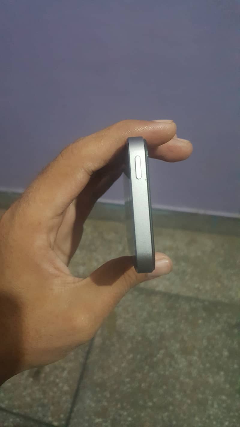 IPhone 5s 16 gb non pta lush condition original body and origna panel 3