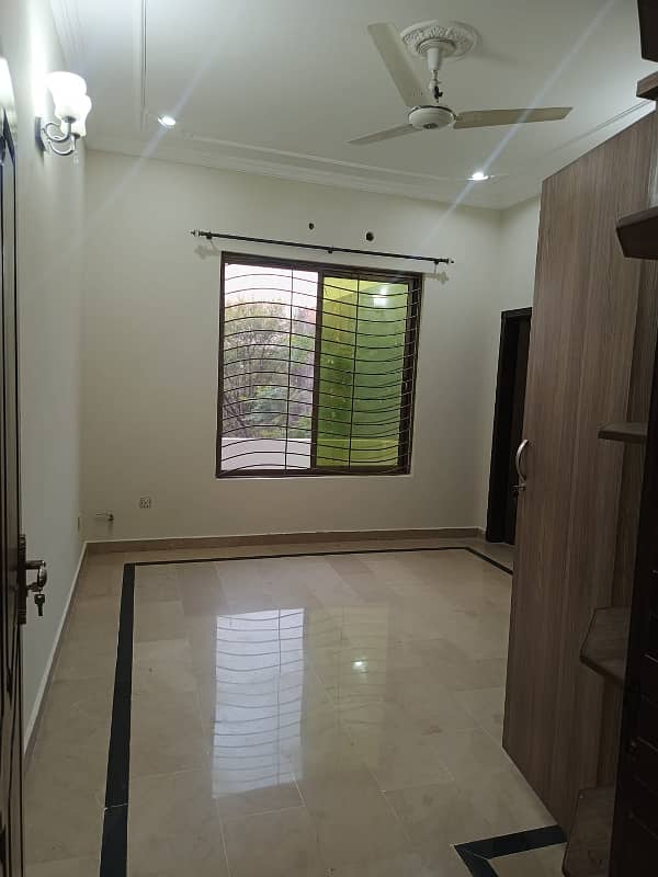 30*60 double unit used house For sale in G-13 18