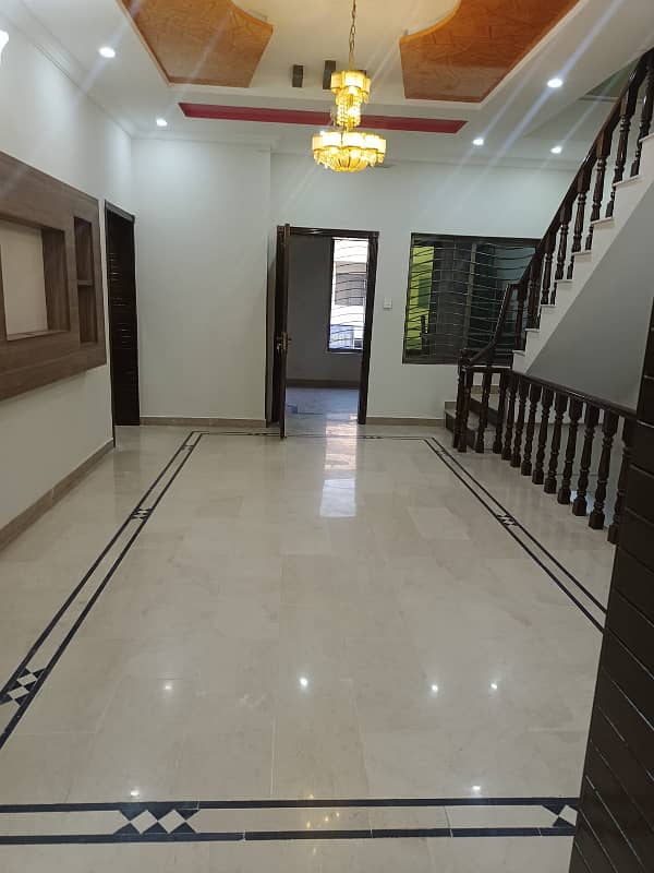 30*60 double unit used house For sale in G-13 22