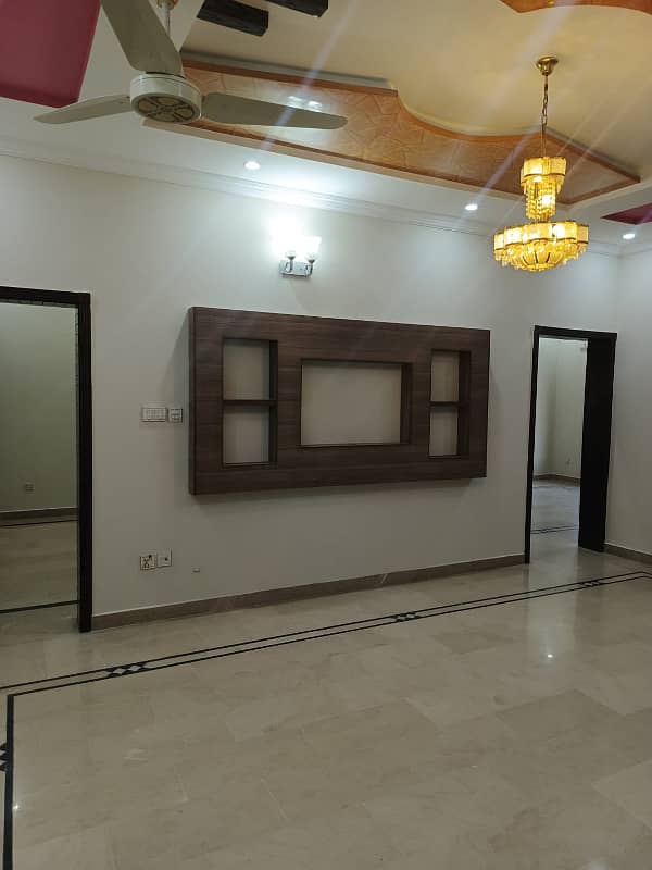 30*60 double unit used house For sale in G-13 24