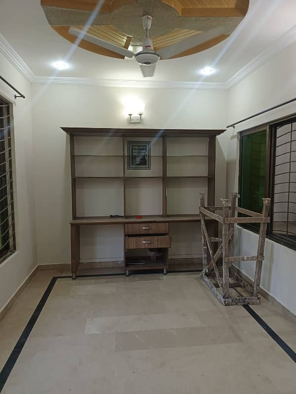 30*60 double unit used house For sale in G-13 25