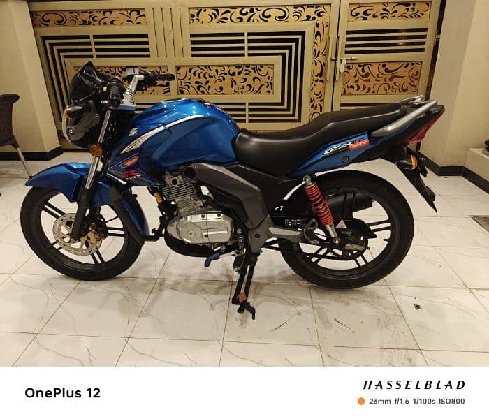 Suzuki GSX-125 Sporty Blue Color 2