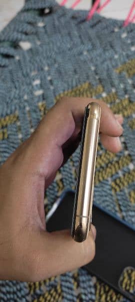 iphone 11 pro max Gold color 256gb 4